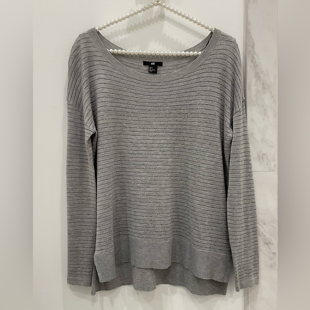 🔴H &M SWEATER🔴 - Picture 1 of 7
